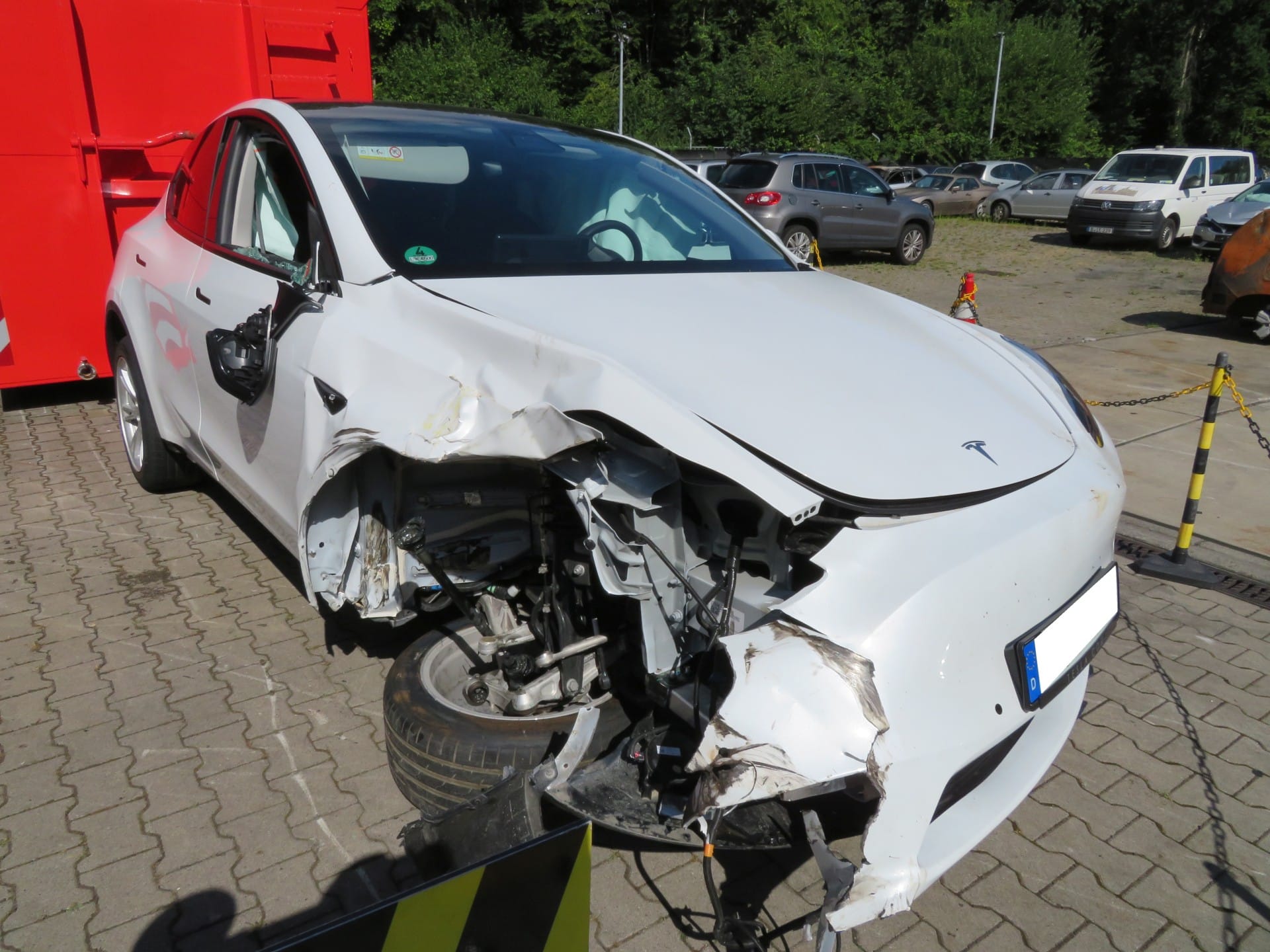 Tesla Model Y mit Frontschaden: Kotflügel aufgerissen, Frontmodul zerstört