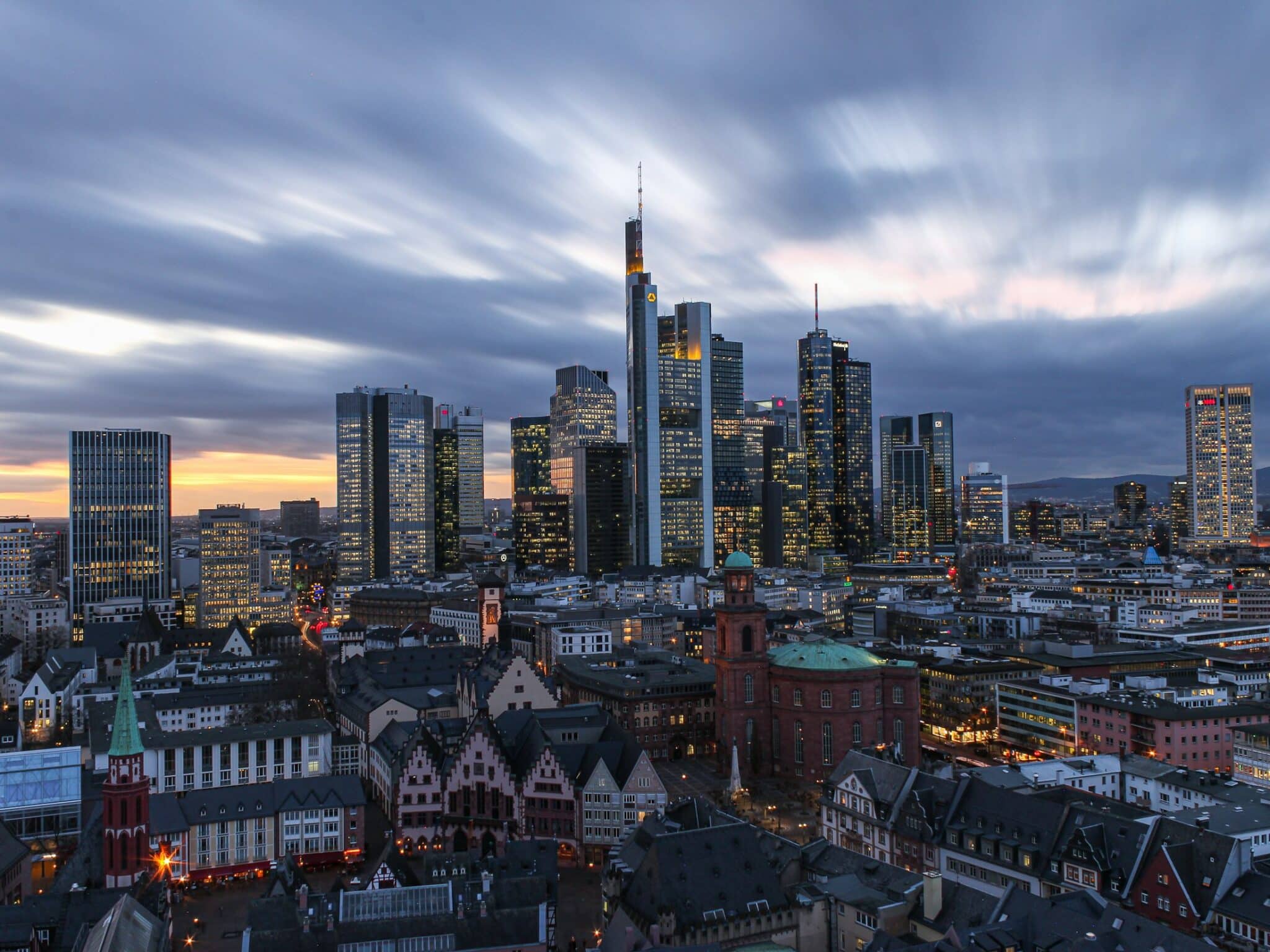 Skyline von Frankfurt am Main in der Abenddämmerung