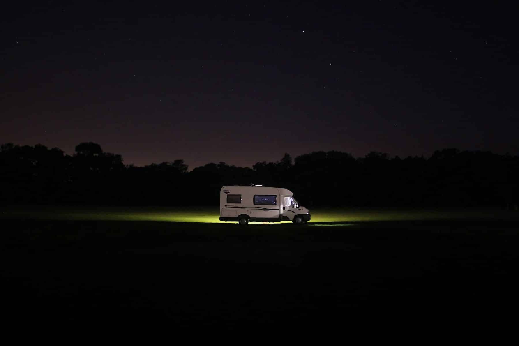 Wohnmobil auf der Straße bei Nacht – Wohnmobil-Gutachten