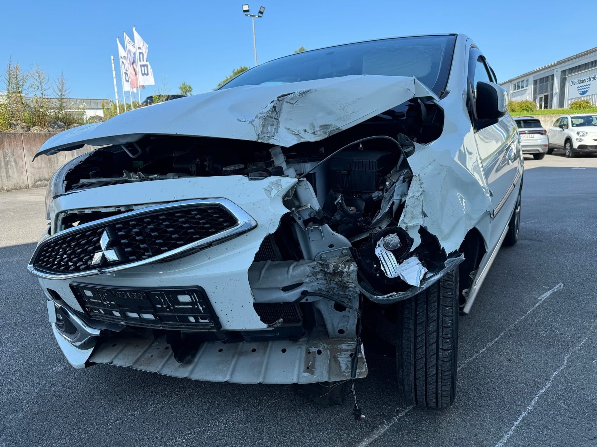 Schwerer Frontschaden an einem Kleinwagen