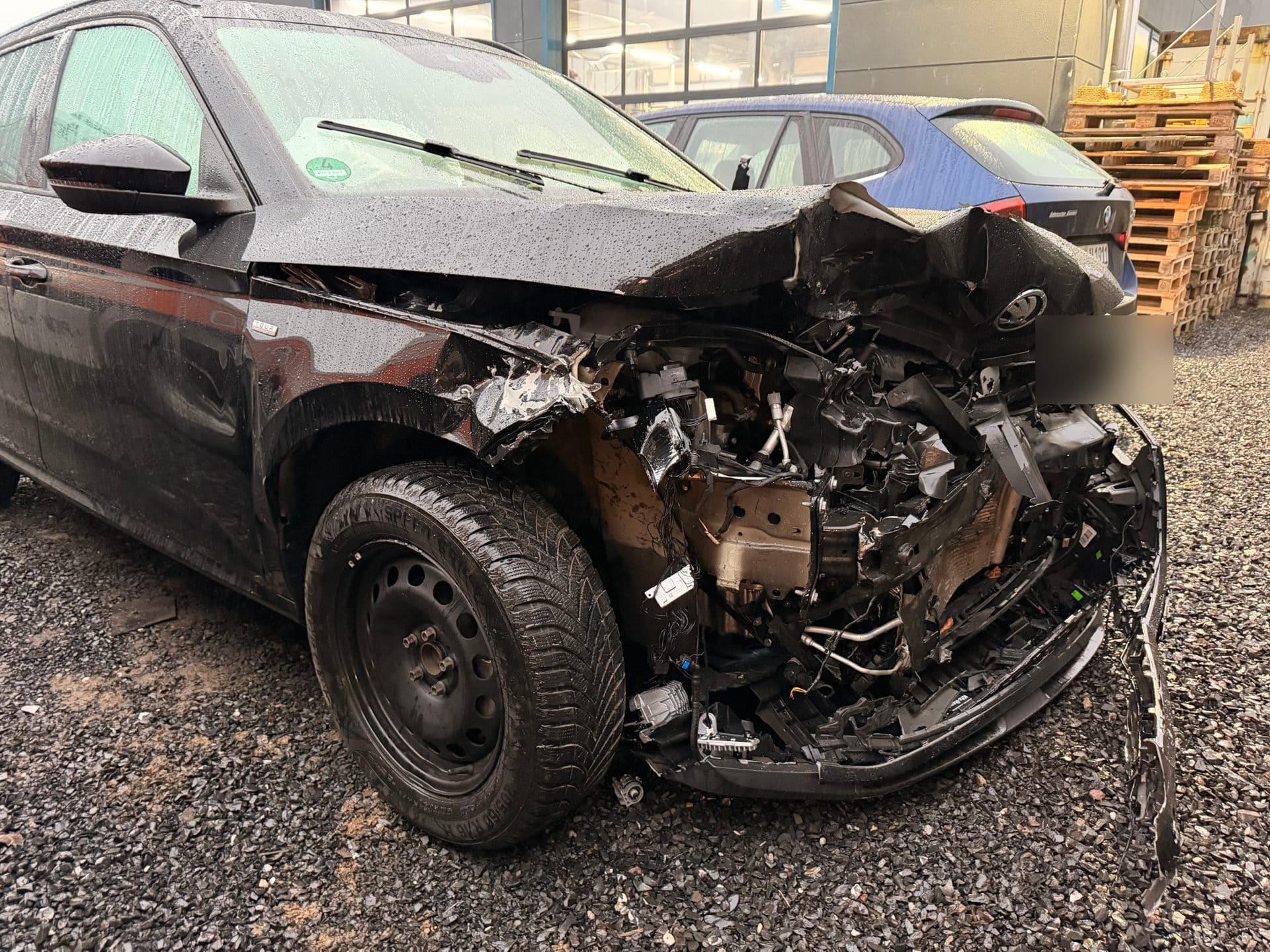 Schwerer Frontschaden an einem SUV nach einem Unfall