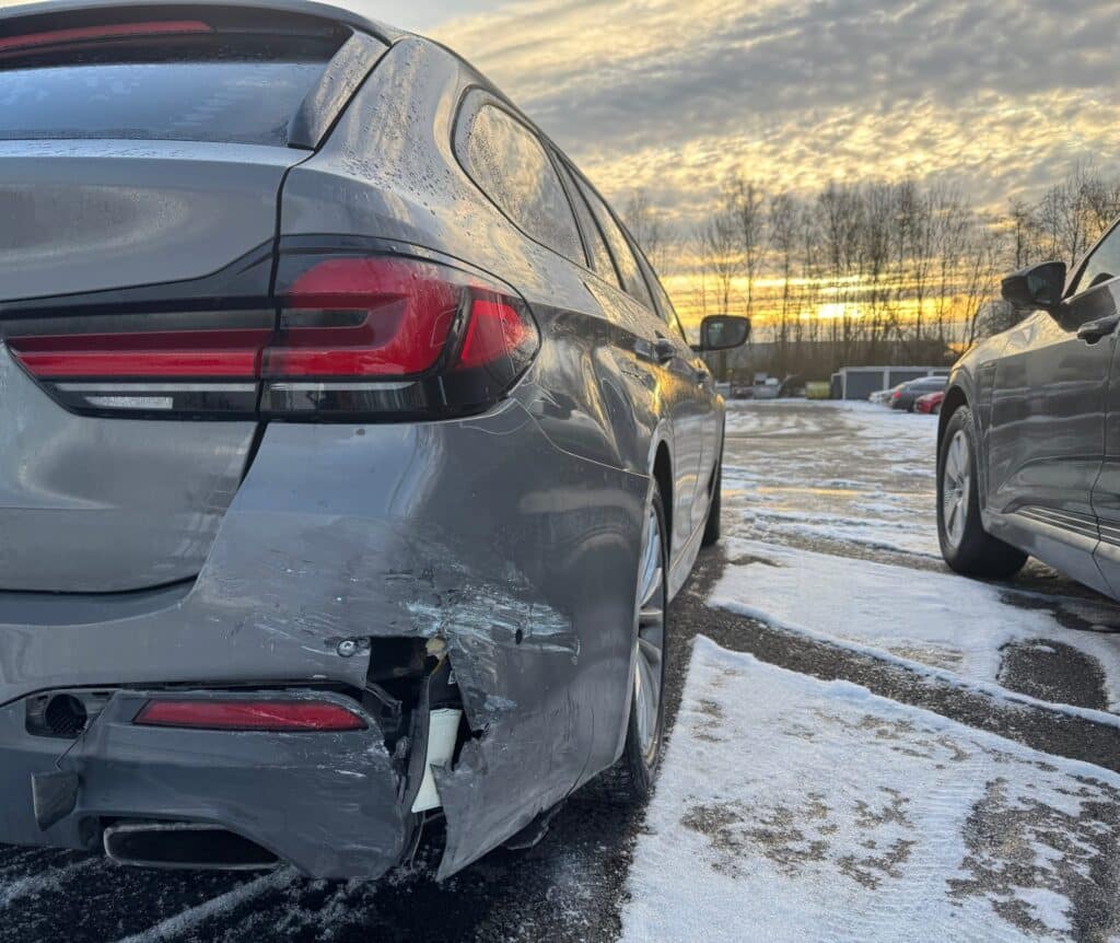 Aufgerissener Heckstoßfänger nach einem Unfall
